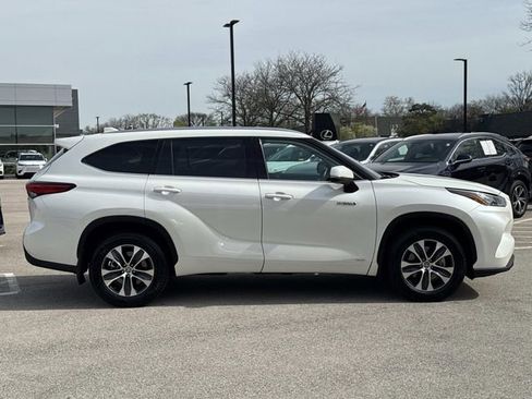 Used 2020 Toyota Highlander XLE AWD/4WD image 4
