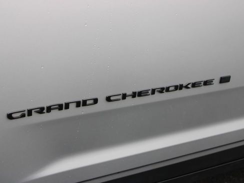 Used 2024 Jeep Grand Cherokee Altitude AWD/4WD image 19
