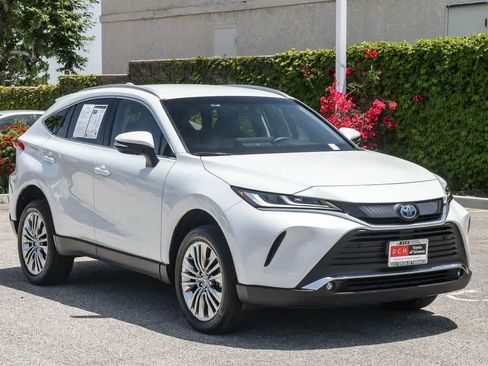 Used 2024 Toyota Venza XLE AWD/4WD image 3