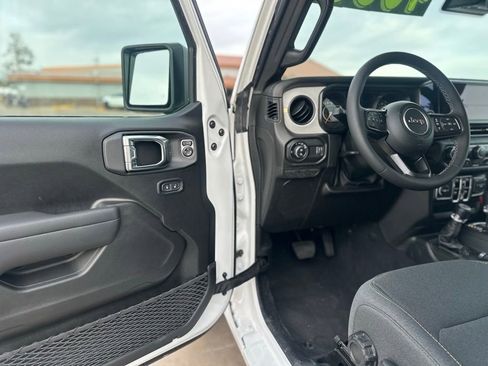 New 2025 Jeep Gladiator Sport image 11