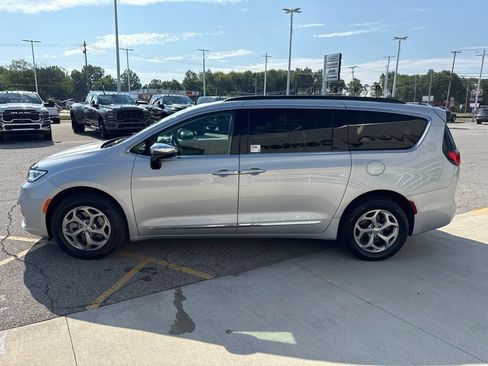 Used 2023 Chrysler Pacifica Limited AWD/4WD image 9