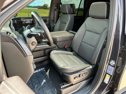 Used 2025 Chevrolet Tahoe Premier AWD/4WD image 11