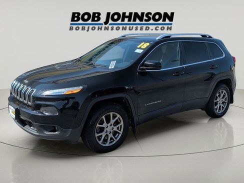 Used 2018 Jeep Cherokee Latitude Plus w/ Cold Weather Group AWD/4WD image 7