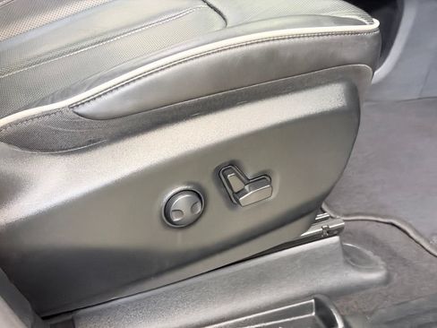 Used 2025 Chrysler Pacifica Limited FWD image 35