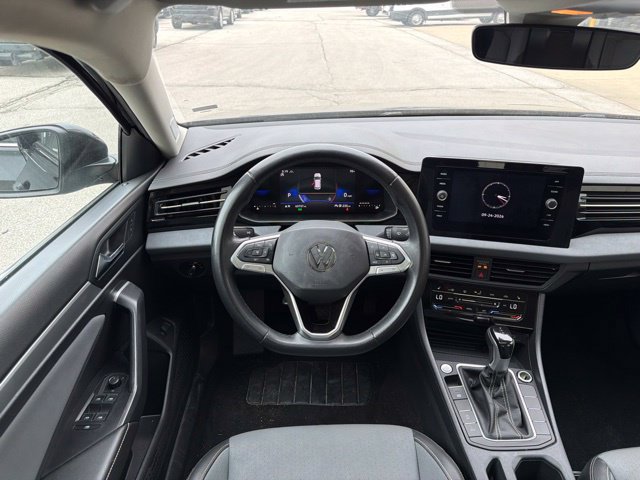 Used 2025 Volkswagen Jetta SE FWD image 16