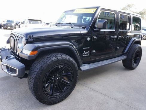 Used 2018 Jeep Wrangler Unlimited Sahara image 3