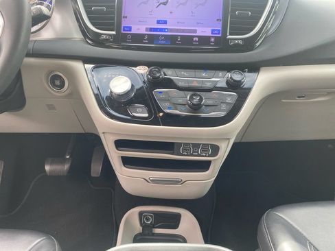 Used 2023 Chrysler Pacifica Touring-L FWD image 11