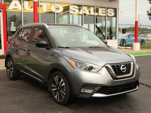 Used 2020 Nissan Kicks SR w/ SR Premium Package FWD image 3