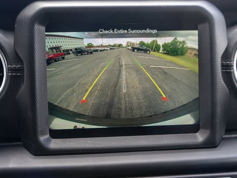 Used 2022 Jeep Wrangler Unlimited Sahara w/ LED Lighting Group AWD/4WD image 19