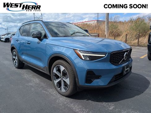 Used 2024 Volvo XC40 B5 Core image 1