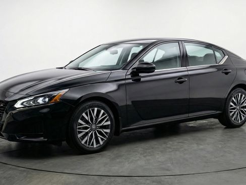 Used 2025 Nissan Altima 2.5 SV image 3