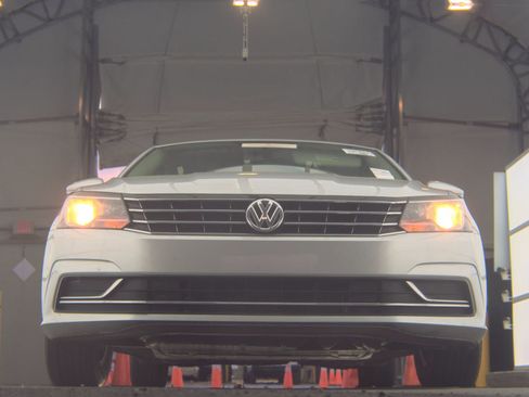 Used 2018 Volkswagen Passat 2.0T S image 6