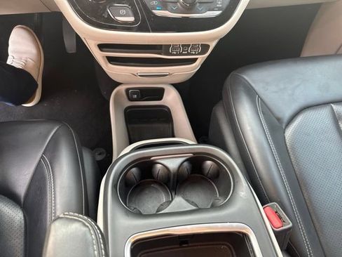 Used 2023 Chrysler Pacifica Touring-L FWD image 14