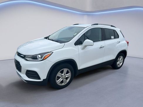 Used 2017 Chevrolet Trax LT w/ LT Convenience Package FWD image 3