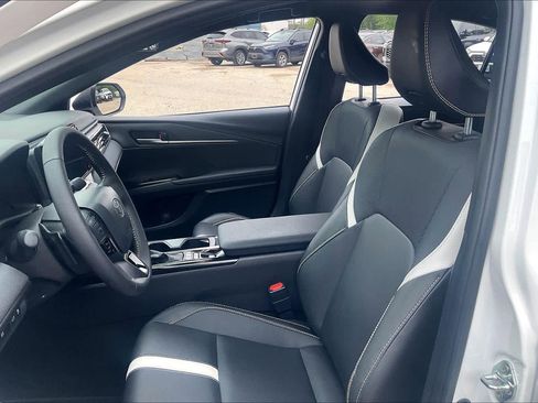 Used 2025 Toyota Camry SE w/ Convenience Package image 8