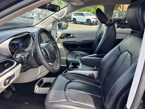 Used 2023 Chrysler Pacifica Touring-L FWD image 6