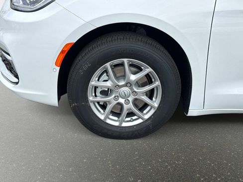 New 2026 Chrysler Pacifica Select image 11