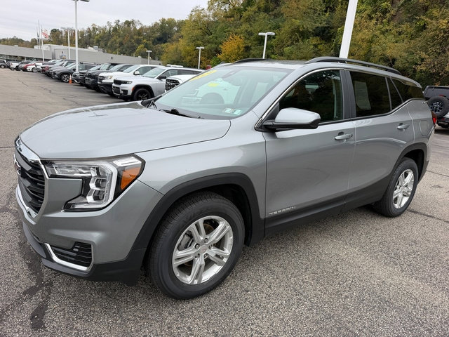 Used 2024 GMC Terrain SLE w/ Driver Convenience Package AWD/4WD image 2