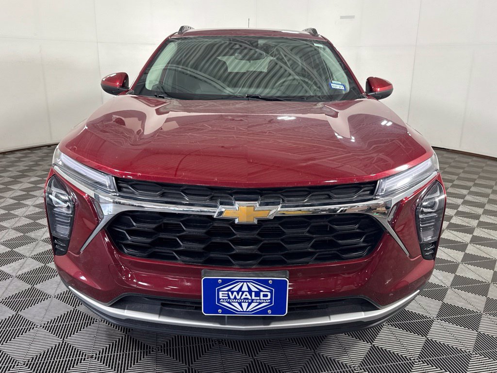 Used 2025 Chevrolet Trax LT FWD image 3