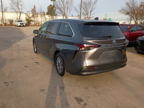 Used 2025 Toyota Sienna LE image 8