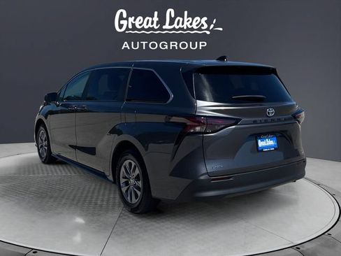 Used 2025 Toyota Sienna LE FWD image 3