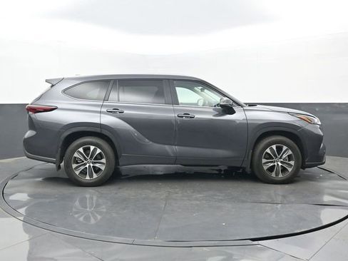 Used 2025 Toyota Highlander XLE image 2