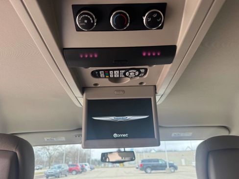 Used 2014 Chrysler Town & Country Touring image 6