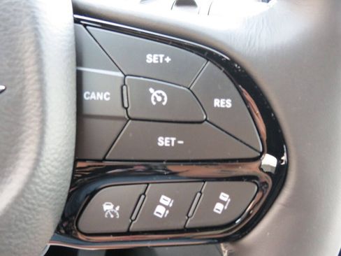 Used 2021 Chrysler Pacifica Touring AWD/4WD image 14