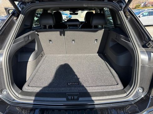 Certified 2025 Volkswagen Tiguan SE R-Line image 18