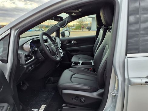 New 2026 Chrysler Pacifica Select FWD image 12