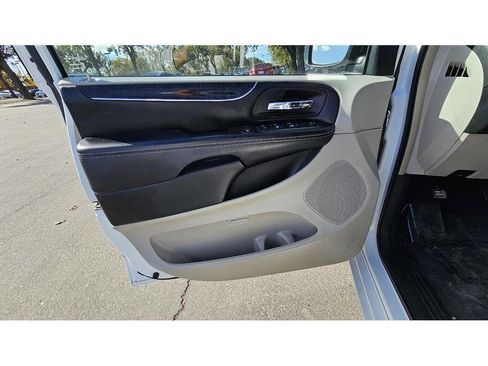 Used 2015 Chrysler Town & Country Touring image 37