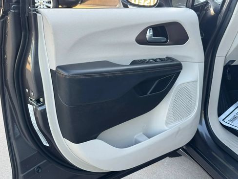 Used 2017 Chrysler Pacifica Touring-L Plus FWD image 10