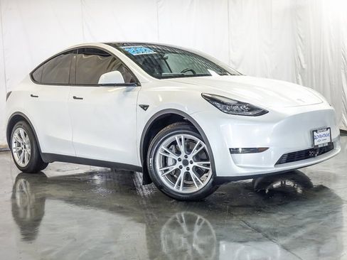 Used 2023 Tesla Model Y Long Range image 2