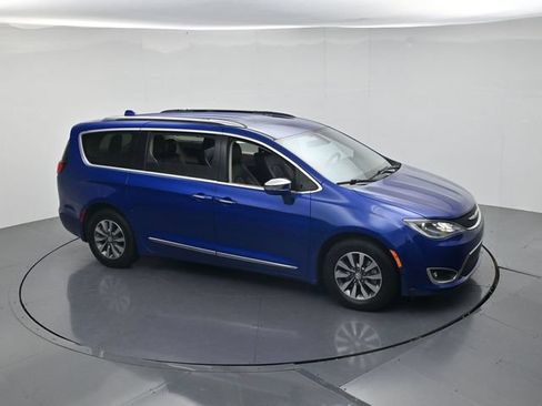 Used 2020 Chrysler Pacifica Limited FWD image 47