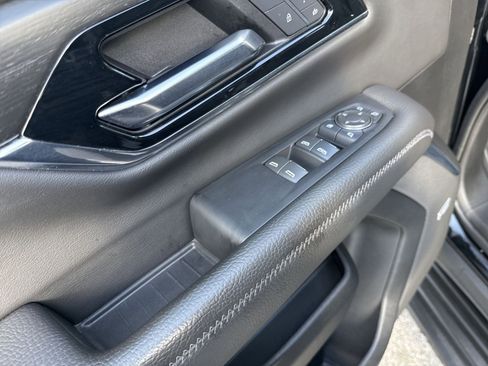 Used 2025 GMC Yukon XL Denali image 15