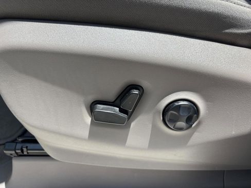 Used 2021 Chrysler Voyager LX image 20