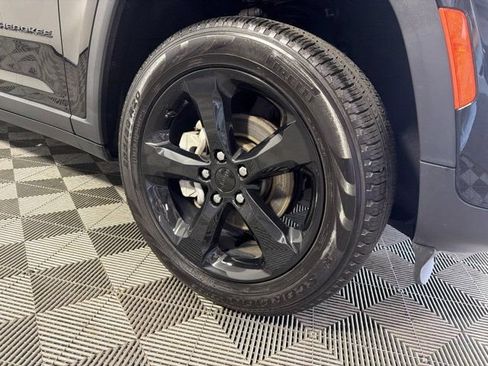 Used 2023 Jeep Grand Cherokee Limited w/ Black Appearance Package AWD/4WD image 12