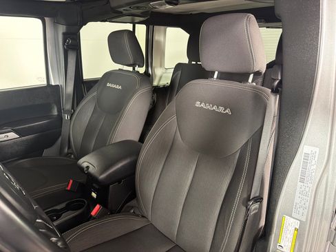 Used 2018 Jeep Wrangler Unlimited Sahara w/ Connectivity Group AWD/4WD image 13