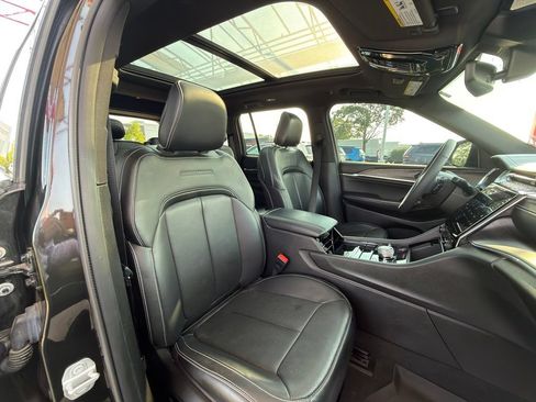 Used 2023 Jeep Grand Cherokee Overland AWD/4WD image 35