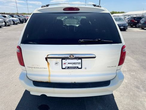 Used 2007 Chrysler Town & Country Touring FWD image 42