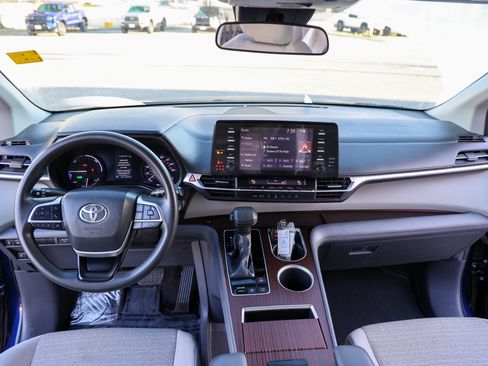 Used 2021 Toyota Sienna LE image 29