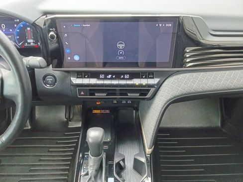 Used 2025 Toyota Camry XLE FWD image 8