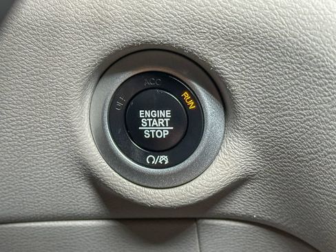Used 2023 Chrysler Pacifica Touring-L FWD image 32