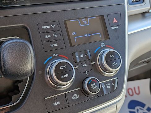 Used 2015 Toyota Sienna LE image 17