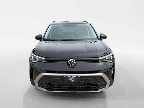 Used 2025 Volkswagen Taos SE w/ Panoramic Sunroof Package AWD/4WD image 7