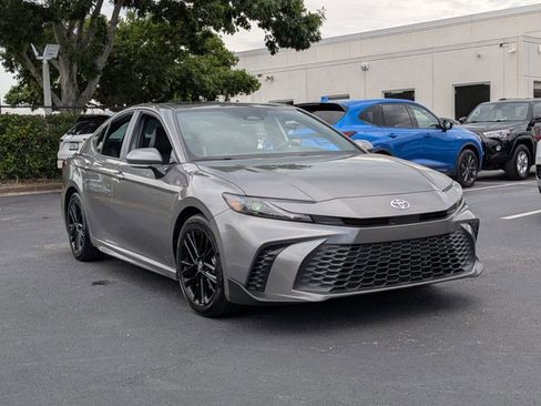 Used 2025 Toyota Camry SE FWD image 3