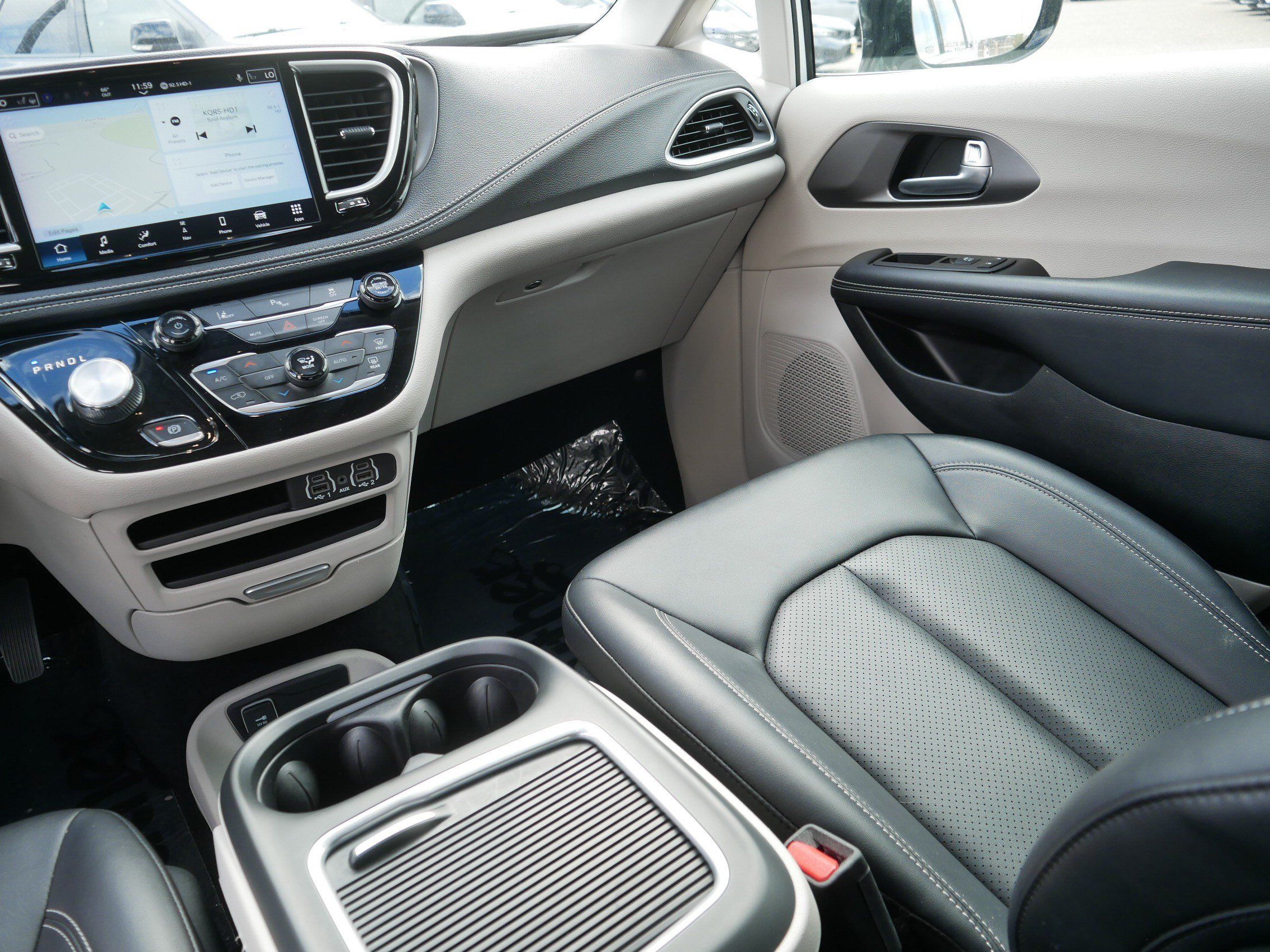 Used 2024 Chrysler Pacifica Limited FWD image 11