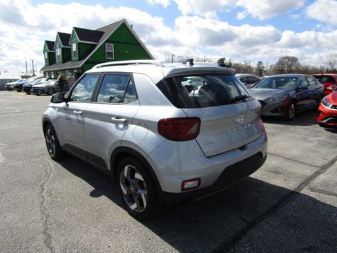 Used 2021 Hyundai Venue SEL w/ Premium Package image 5