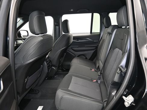 Used 2025 Jeep Grand Cherokee Laredo image 30