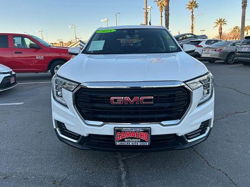 Used 2024 GMC Terrain SLE image 3